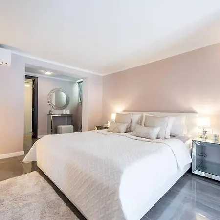 Deluxe Unique-with Private Heated Pool *