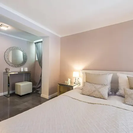 Deluxe Unique-with Private Heated Pool Apartament *