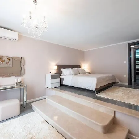 Deluxe Unique-with Private Heated Pool *