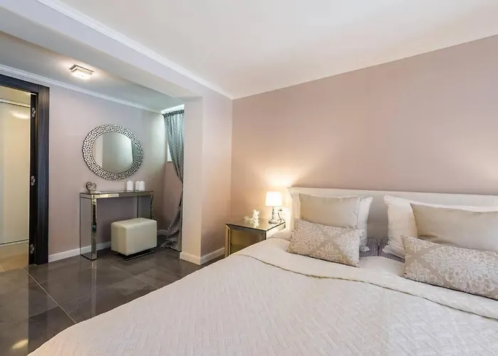 Deluxe Unique-with Private Heated Pool Apartmán *