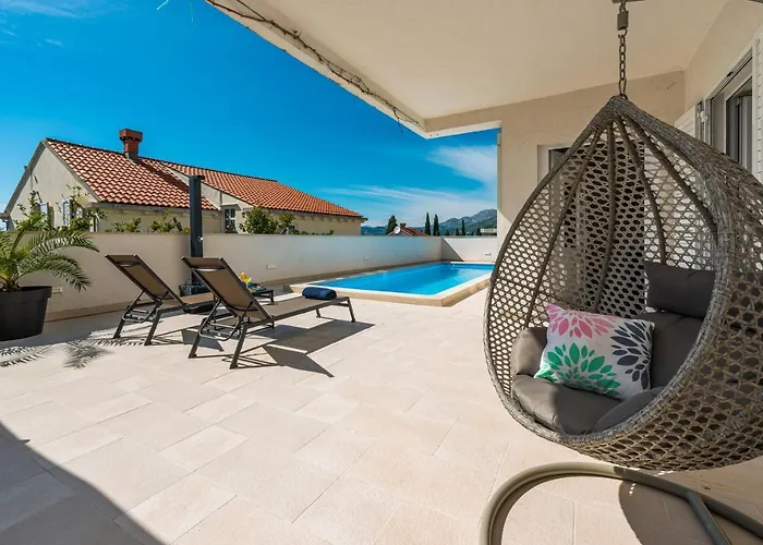 Deluxe Unique-with Private Heated Pool *