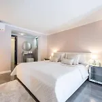 Deluxe Unique-with Private Heated Pool *
