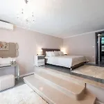 Deluxe Unique-with Private Heated Pool *