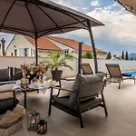 Deluxe Unique-with Private Heated Pool *