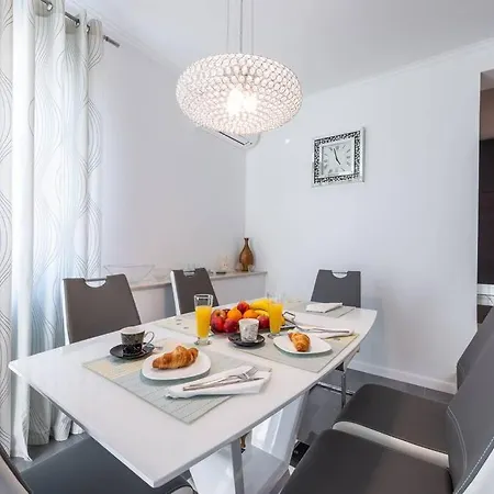 Deluxe Unique-with Private Heated Pool *