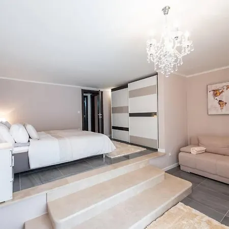 Deluxe Unique-with Private Heated Pool * ツァヴタット