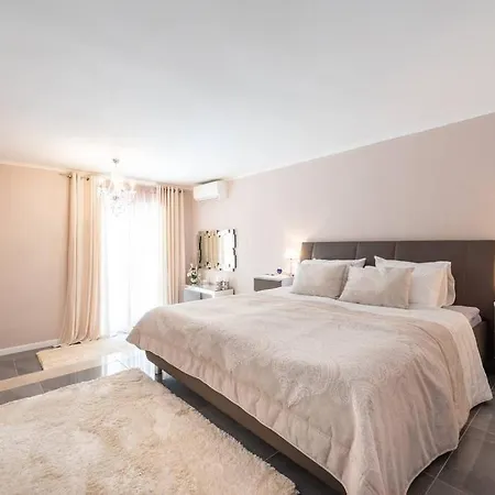 Deluxe Unique-with Private Heated Pool