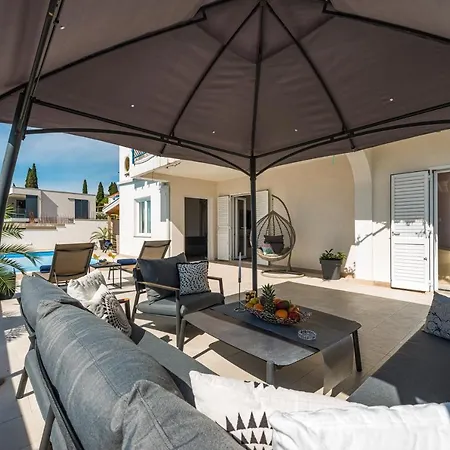 Apartment Deluxe Unique-with Private Heated Pool