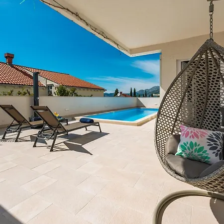 Deluxe Unique-with Private Heated Pool *