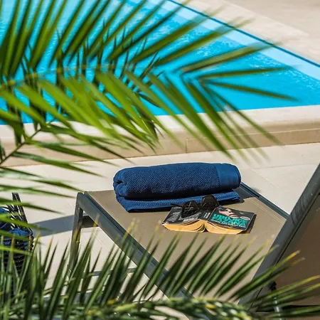 Deluxe Unique-with Private Heated Pool 아파트 챠브타트