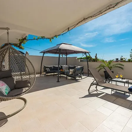 Apartment Deluxe Unique-with Private Heated Pool Cavtat