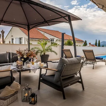 Deluxe Unique-with Private Heated Pool *