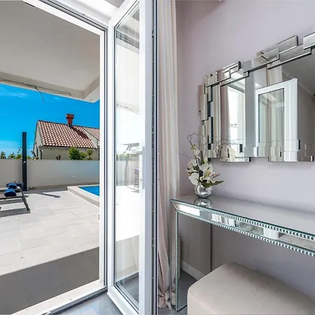 Deluxe Unique-with Private Heated Pool アパート