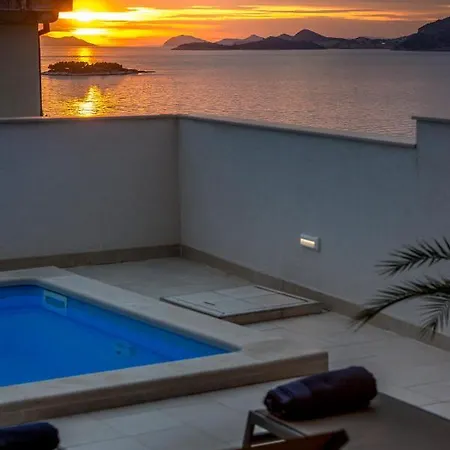 Deluxe Unique-with Private Heated Pool Apartman