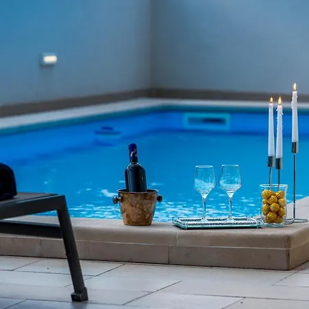 Apartment Deluxe Unique-with Private Heated Pool *