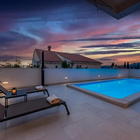 Deluxe Unique-with Private Heated Pool 챠브타트