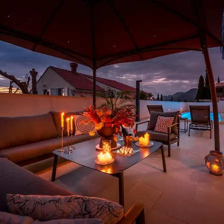 Deluxe Unique-with Private Heated Pool 아파트 챠브타트