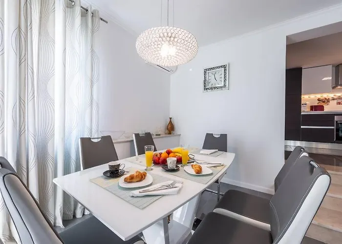 Deluxe Unique-with Private Heated Pool *