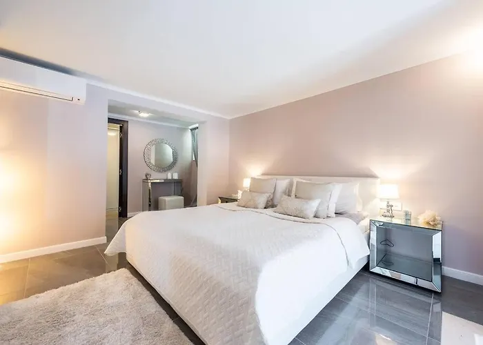 Deluxe Unique-with Private Heated Pool *