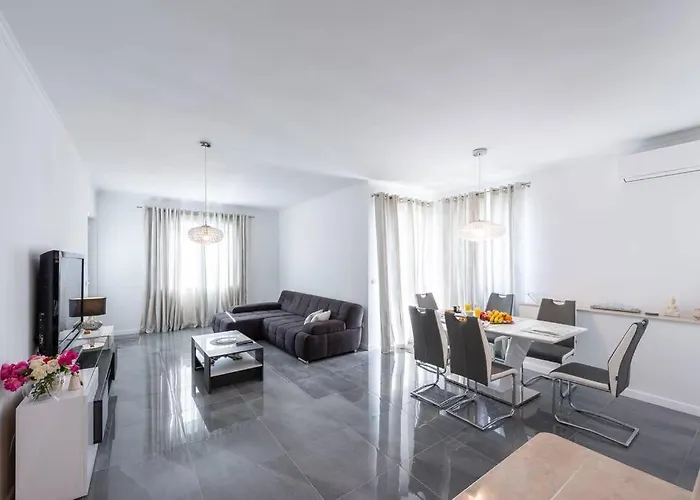 Deluxe Unique-with Private Heated Pool קאבטאט