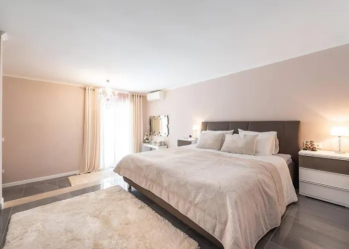 Deluxe Unique-with Private Heated Pool