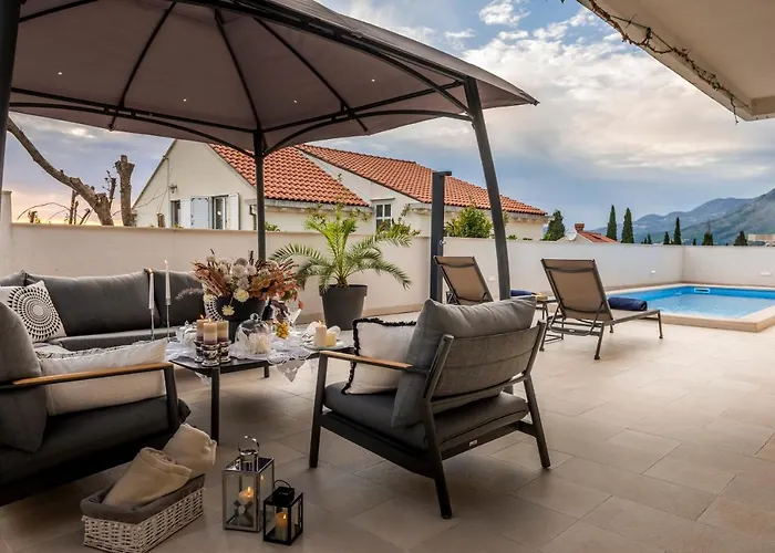 Deluxe Unique-with Private Heated Pool *