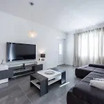 Deluxe Unique-with Private Heated Pool Apartment *