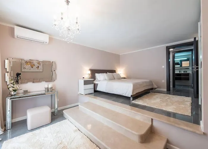 Deluxe Unique-with Private Heated Pool *